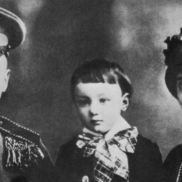 Undatierte schwarz-weiss- Aufnahme der russischen Dichterin Anna Andrejewna Achmatowa mit Mann und Sohn.