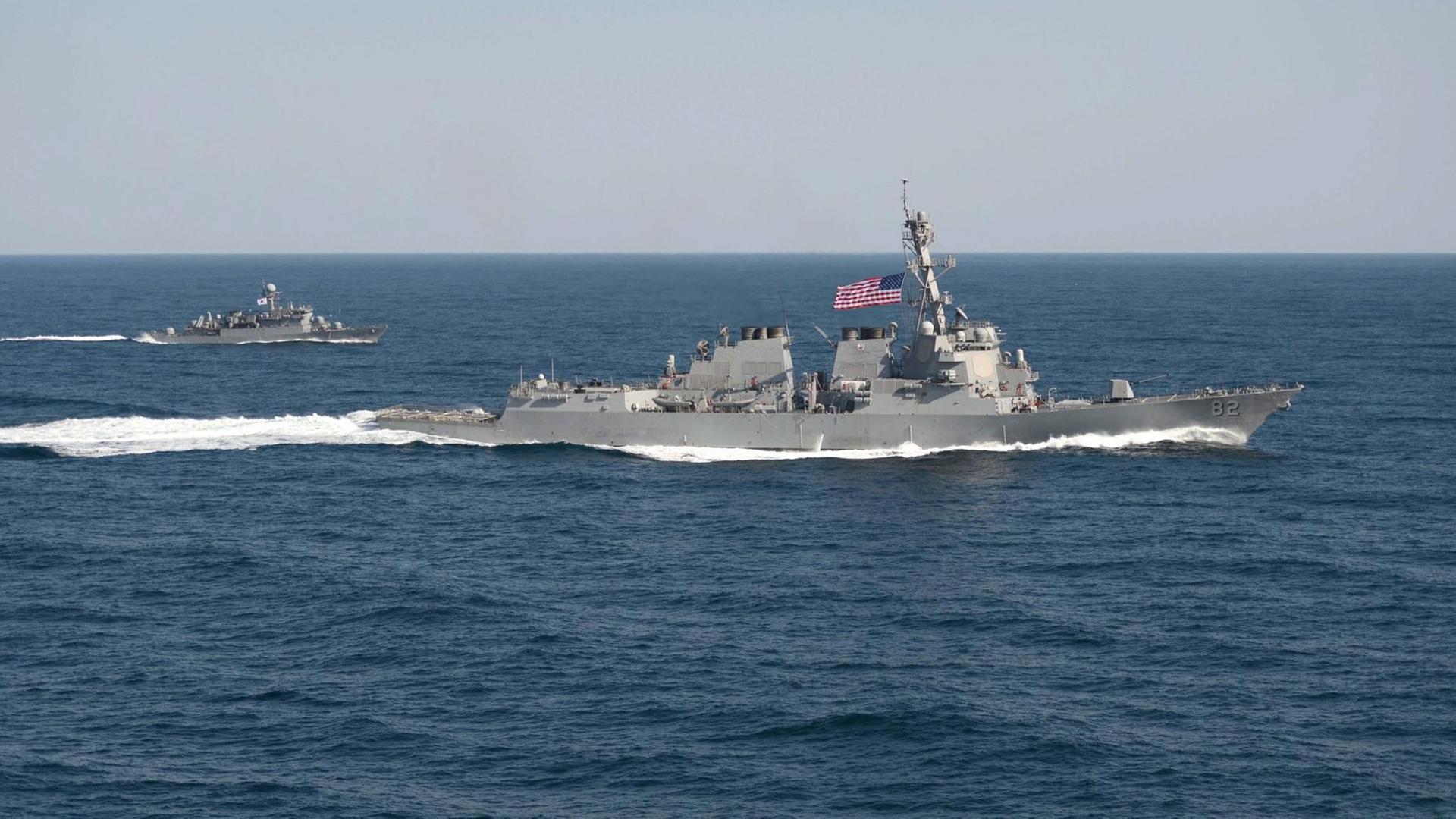 Der Zerstörer "USS Lassen" und ein weiteres Militärschiff Der Zerstörer "USS Lassen" und ein weiteres Militärschiff