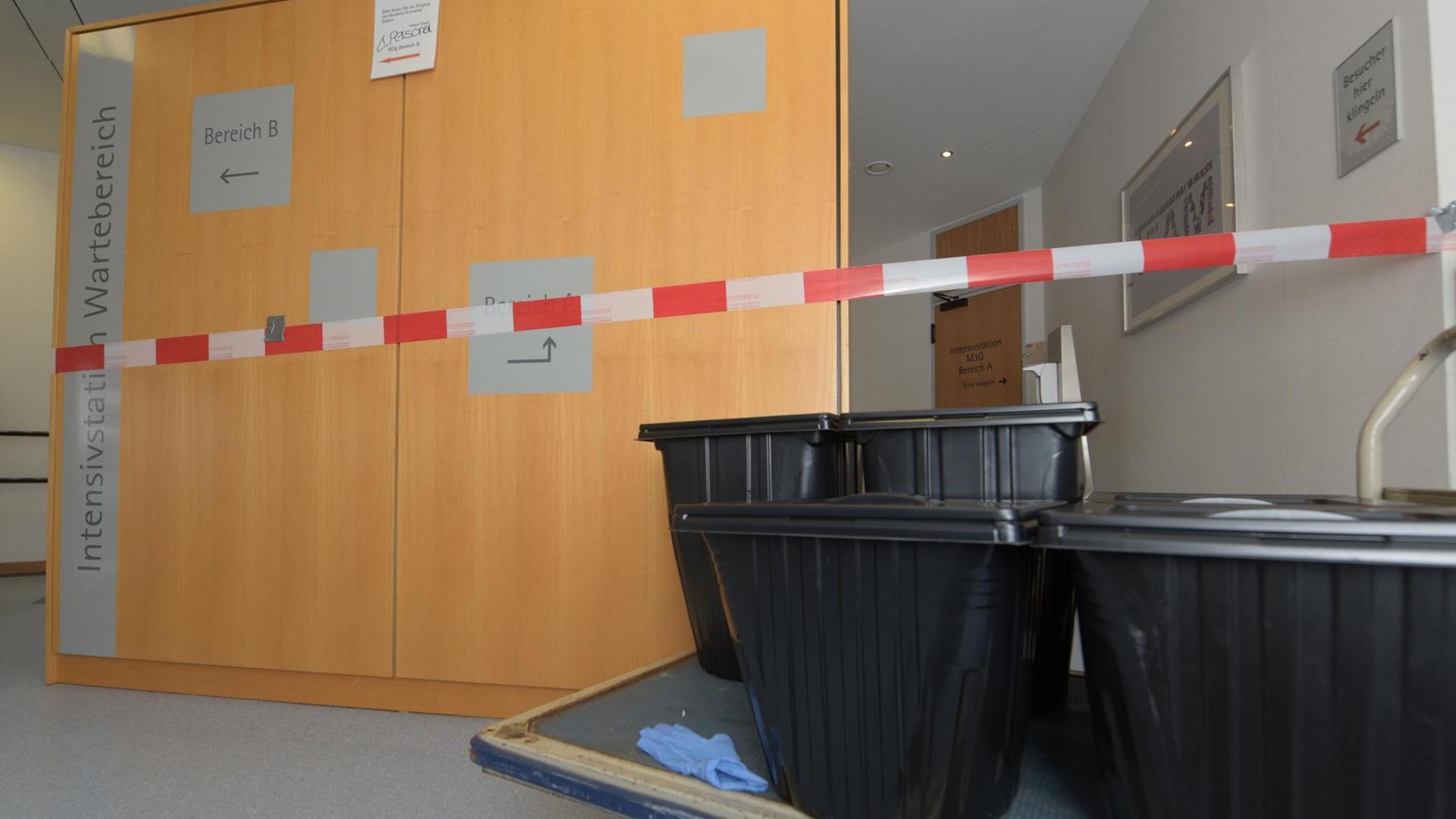 In der Universitätsklinik Ulm (Baden-Württemberg) ist am 17.06.2016 der Zugangsbereich zu einer Intensivstation abgesperrt. Die Klinik isolierte diese Intensivstation wegen eines gefährlichen Erregers.