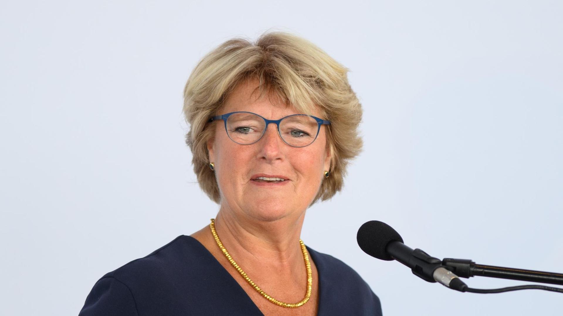 Kulturstaatsministerin Monika Grütters (CDU) am Mikrophon während einer Rede.