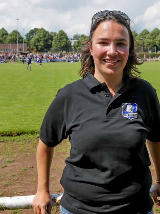 Die Präsidentin des Fußballvereins HFC Falke, Tamara Dwenger, lehnt am 25.07.2015 in Hamburg am Sportplatzring beim ersten Spiel ihrer Mannschaft an der Spielfeldbegrenzung. Nach Umwandlung des Fußball-Bundesligisten Hamburger SV in eine Aktiengesellschaft gründeten Fans den HFC Falke.