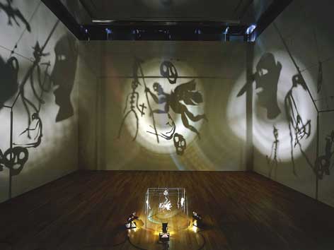 Exponat der Austellung "Cut. Scherenschnitte 1970-2010": Christian Boltanski: "Théâtre d’Ombre" (Schattentheater), 1984