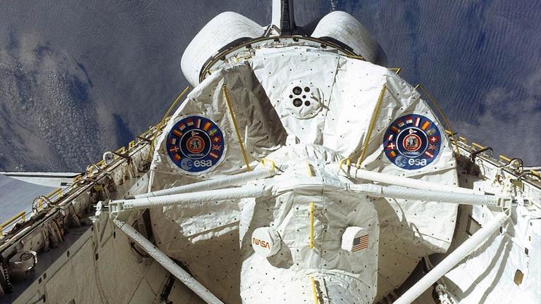 Blick auf die Ladebucht des Space Shuttle, in der sich das europäische Spacelab-Labor befindet