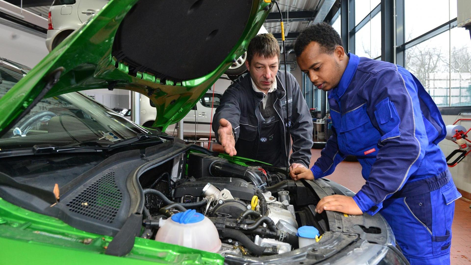 Ein Flüchtling aus Eritrea bei seinem Praktikum in einer Autowerkstatt in Nordhausen (Thüringen).