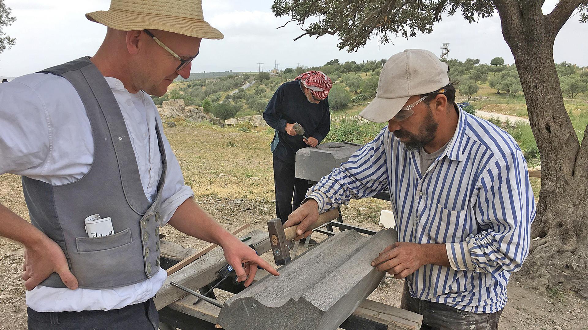 Der Weimarer Tobias Horn beim Steinmetz-Training in Jordanien.