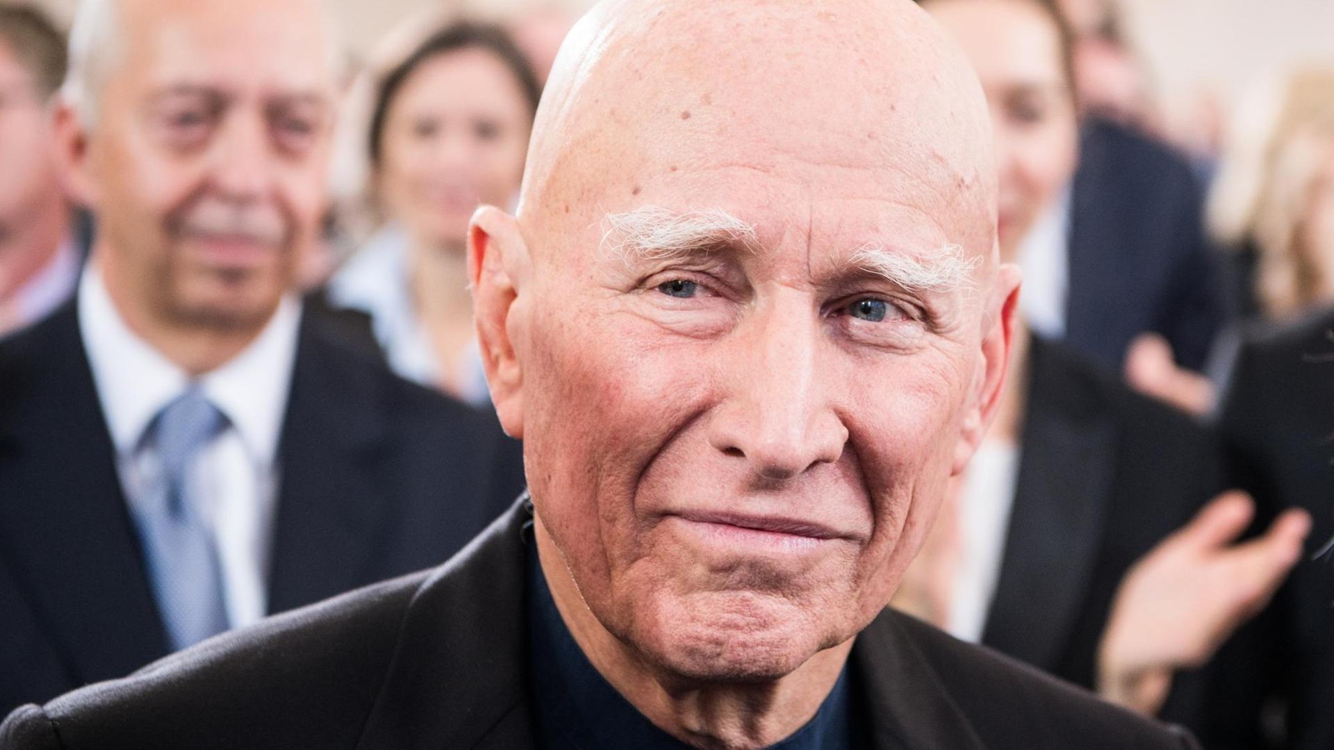 Der 75-jährige Sebastião Salgado in Nahaufnahme bei der Preisverleihung des Friedenspreises des Deutschen Buchhandels in der Frankfurter Paulskirche. Hinter ihm applaudieren Leute. Der 75-jährige Sebastião Salgado in Nahaufnahme bei der Preisverleihung des Friedenspreises des Deutschen Buchhandels in der Frankfurter Paulskirche. Hinter ihm applaudieren Leute.