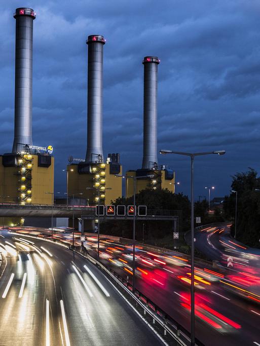 Dicht befahrene Berliner Stadtautobahn mit Blick auf das Heizkraftwerk Wilmersdorf: In den Städten sind die C02-Emmissionen besonders hoch.