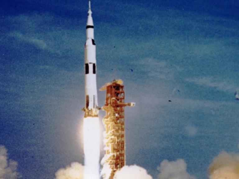 Die Rakete der Apollo 11-Mission bei ihrem Start am 16. Juli 1969 in Cape Canaveral