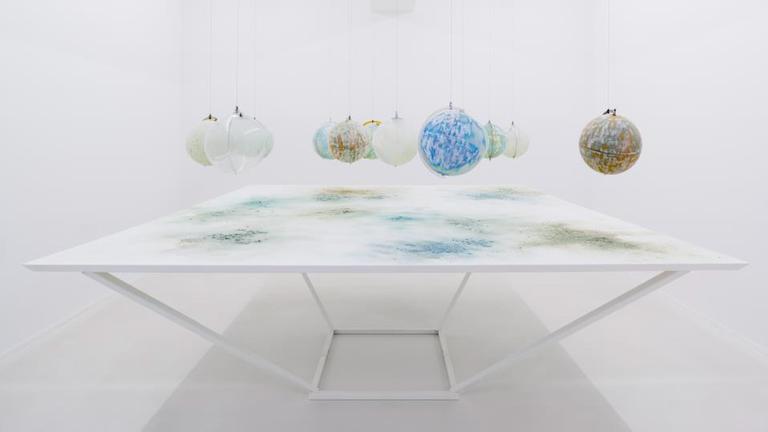 Julian Charrière: We Are All Astronauts, 2013 - 13 Globen aus Glas, Plastik, Papier und Holz hängen von der Decke
