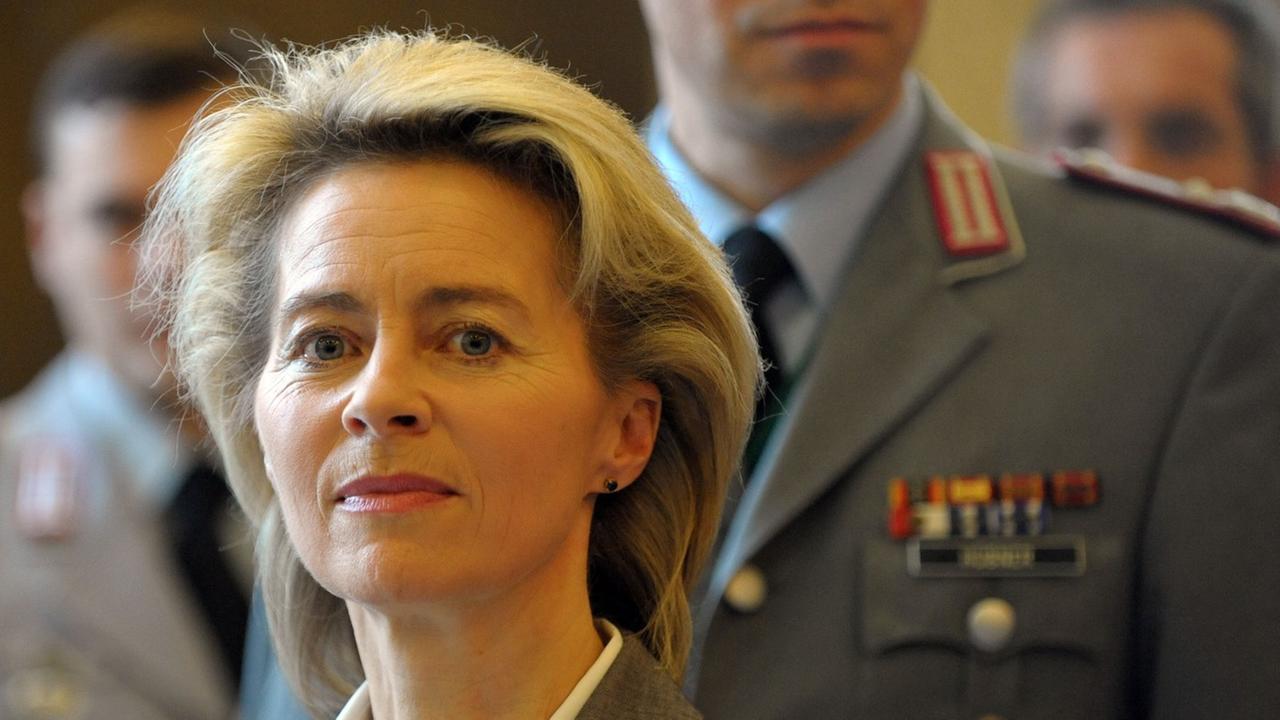 Federal Defence Minister Ursula von der Leyen speaks after the farewell ceremony of the first armoured division in Hanover, Germany, 09 January 2014. Photo: Peter Steffen/dpa