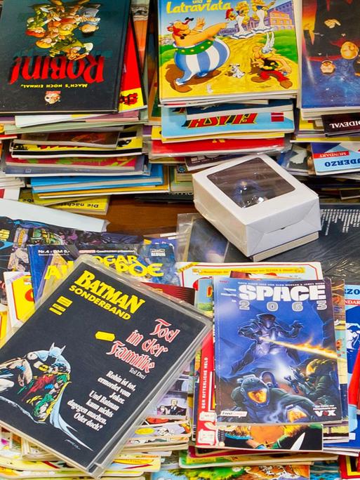 Zahlreiche Comics liegen am Donnerstag (07.06.2012) in Erlangen (Mittelfranken) auf dem 15. Internationalen Comic-Salon zum Verkauf aus. Das wichtigste Festival für grafische Literatur im deutschsprachigen Raum hat noch bis 10. Juni geöffnet. Neben den Klassikern bestimmen längst auch gesellschaftspolitische Themen die grafische Literatur.