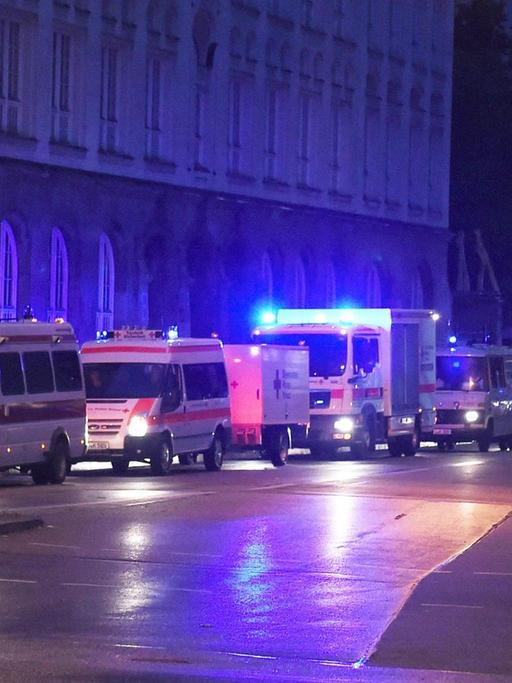 Rettungs- und Polizeifahrzuge stehen in München nahe dem Hauptbahnhof. Bei Schüssen am Olympia-Einkaufszentrum in München hat es Tote und Verletzte gegeben