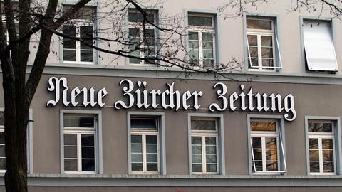 Blick auf auf die Fassade des Verlags "Neue Zürcher Zeitung", an der Falkenstrasse in Zürich. Aufnahme von 2003.