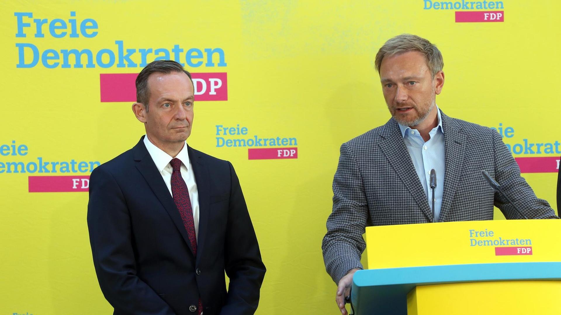 Volker Wissing und Christian Lindner bei einer Presse-Konferenz. 