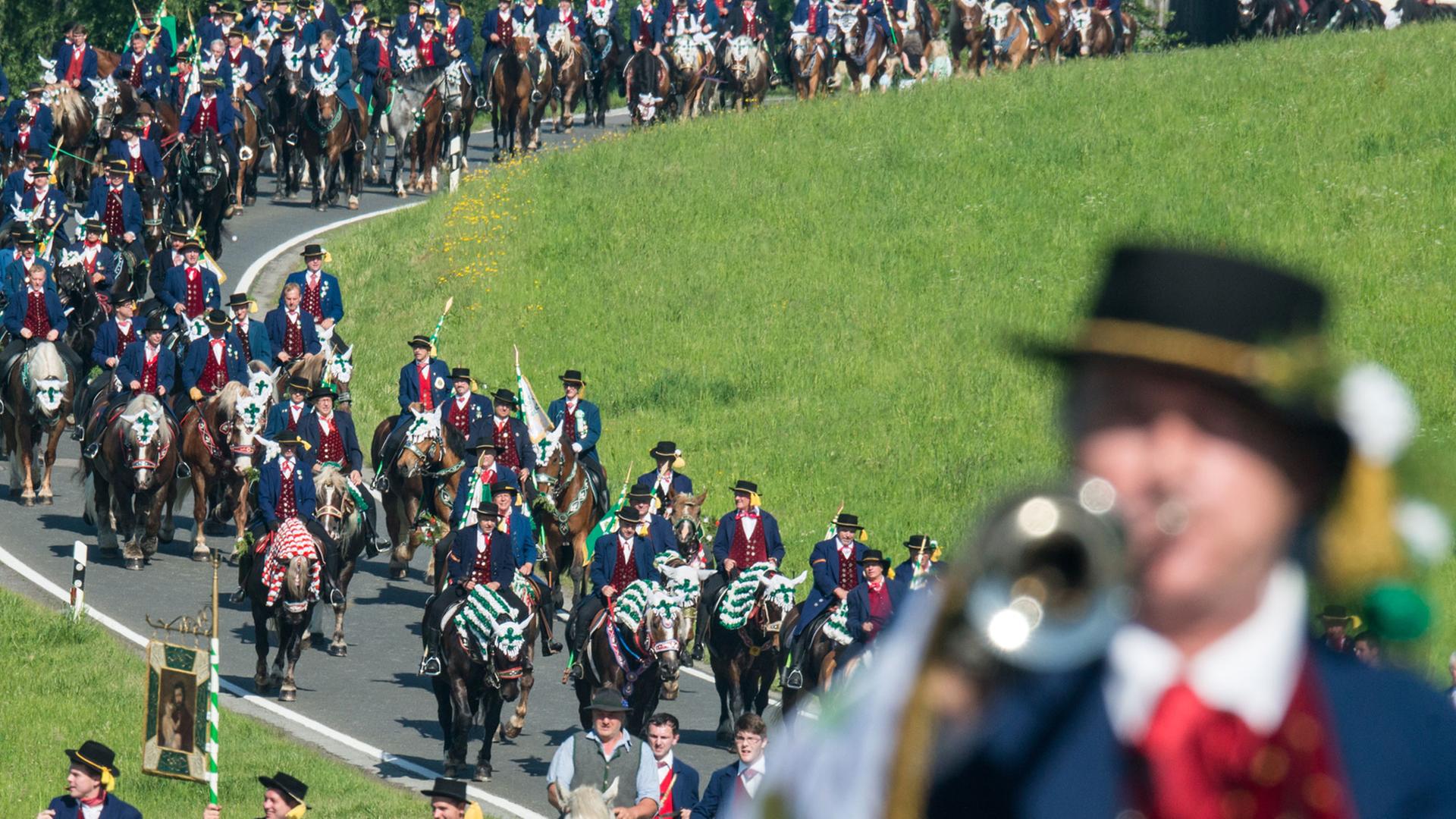 Teilnehmer des Kötztinger Pfingstritts in Tracht und mit geschmückten Pferden reiten am 09.06.2014 mit ihren Pferden nahe Bad Kötzting (Bayern). Teilnehmer des Kötztinger Pfingstritts in Tracht und mit geschmückten Pferden reiten am 09.06.2014 mit ihren Pferden nahe Bad Kötzting (Bayern).