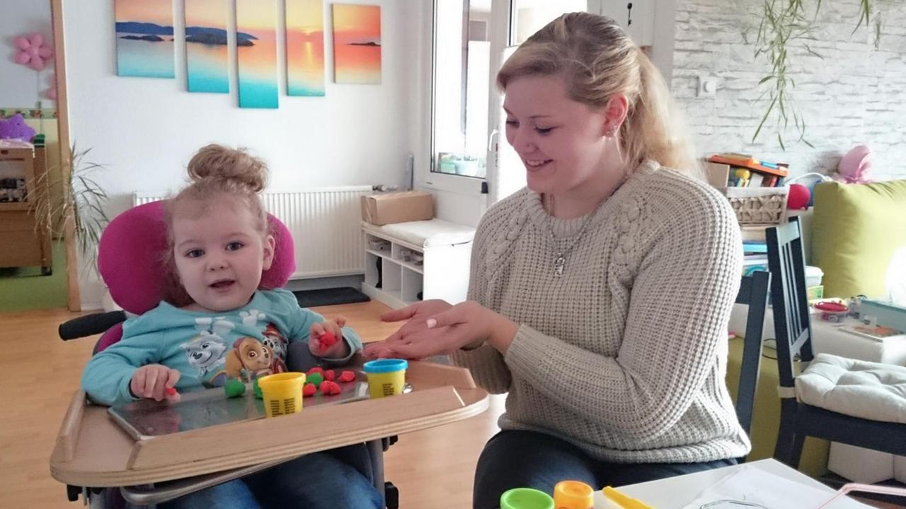 Mona Hoffmann spielt mit ihrer Tochter Emma, Patientin mit spinaler Muskelatrophie