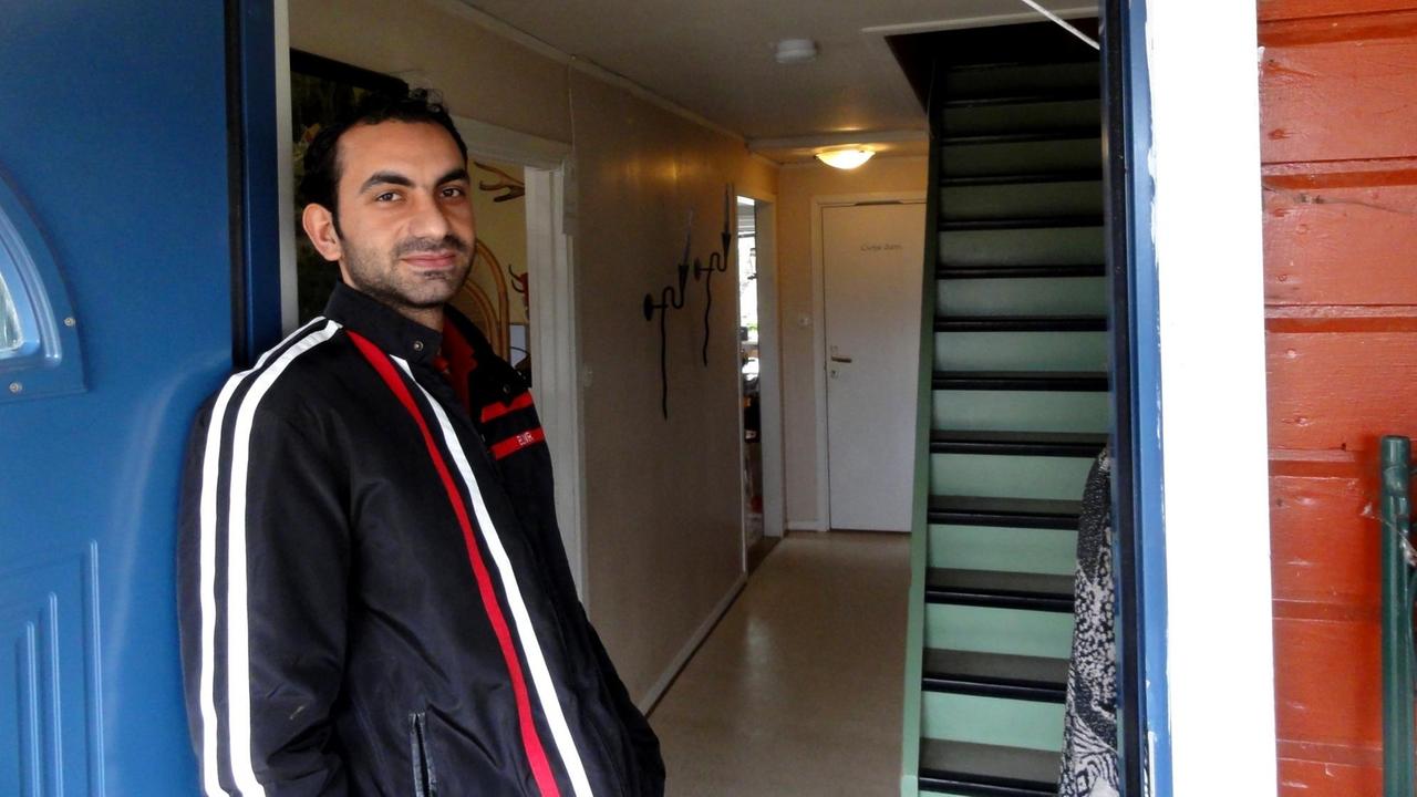 Der Syrer Mustafa aus Aleppo steht in der Tür eines roten Holzhauses nahe Urshult im südschwedischen Småland