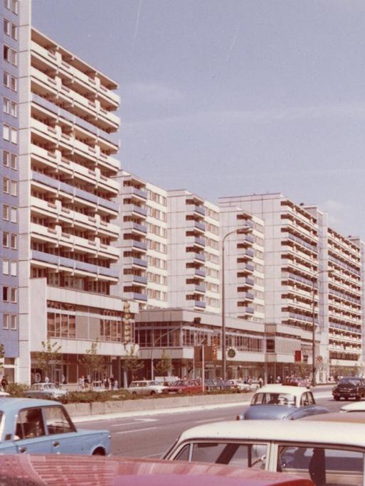 Plattenbauten in der Leipziger Straße in Berlin in typischer Anmutung einer leicht farbverschobenen Fotografie aus den 70ern und frühen 80ern.