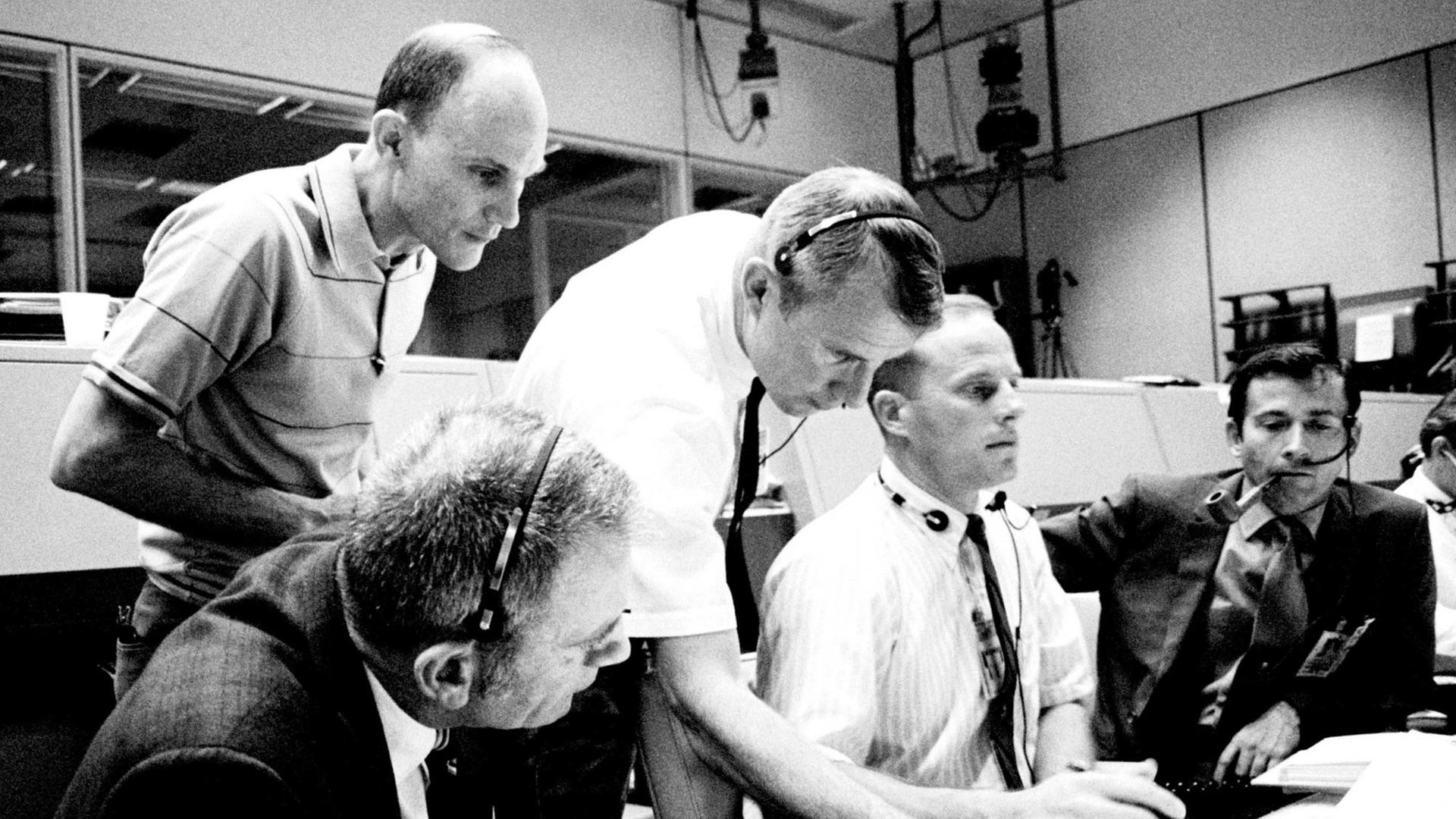 Anspannung im Kontrollzentrum während der Rettung von Apollo 13 (ganz rechts mit Pfeife der Astronaut John Young)