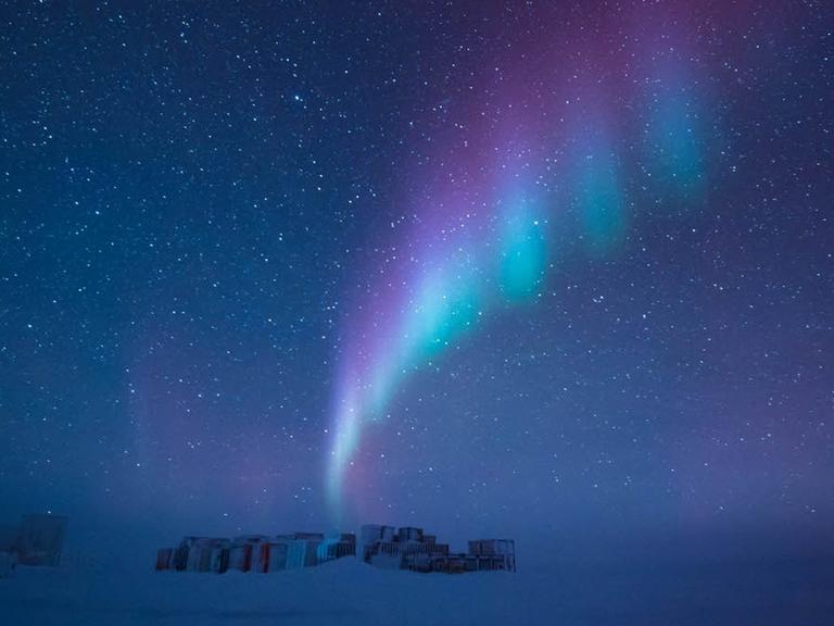 Polarlicht über der Concordia-Station in der Antarktis.
