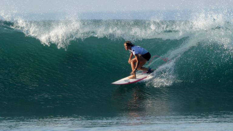 Die Australierin Keely Andrews 2018 während der World Surf League Women's Championship Tour in Bali.