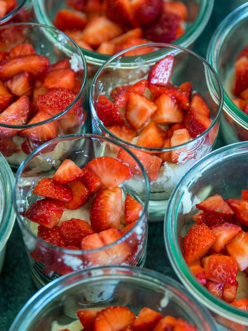 Geschnittene Erdbeeren in Gläsern