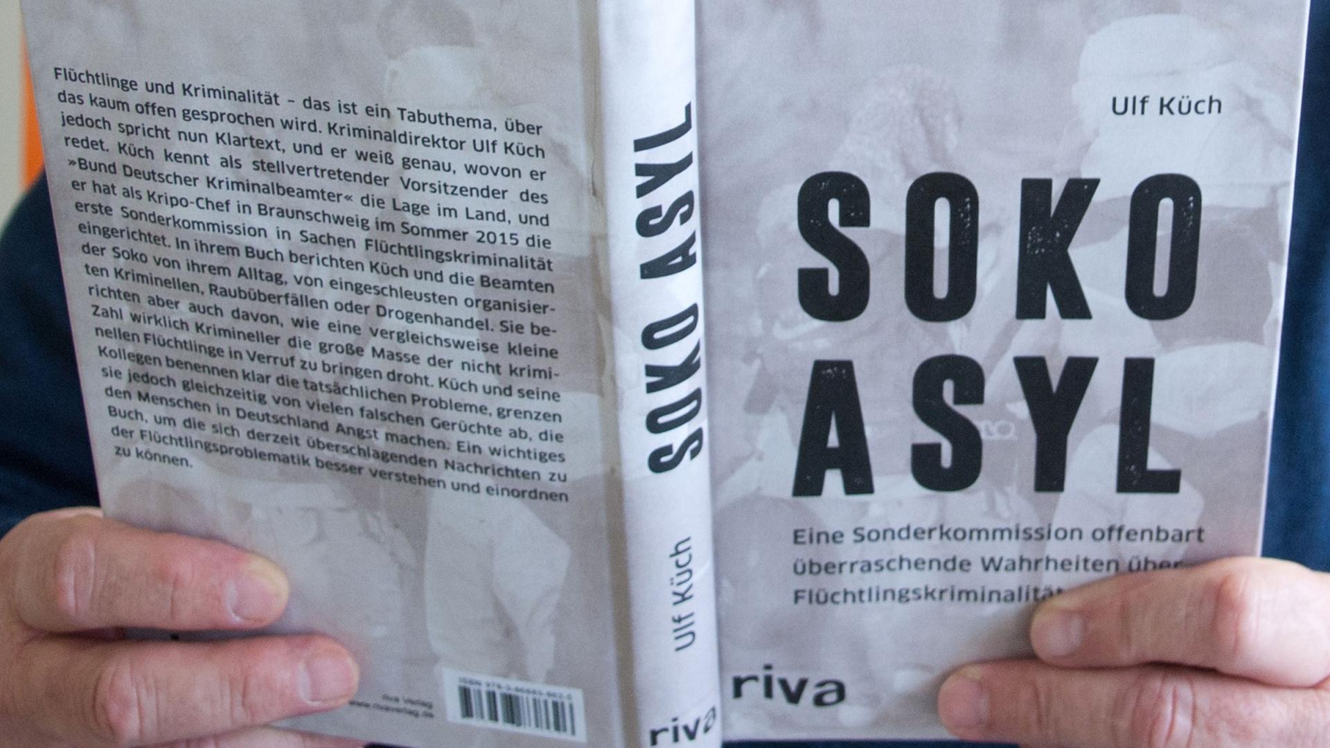 Ulf Küch mit seinem Buch Soko Asyl