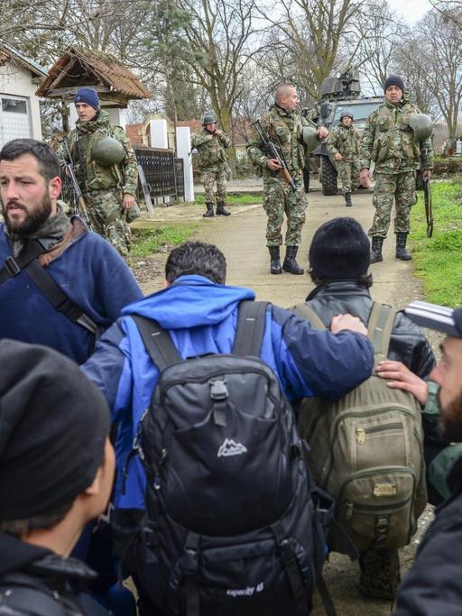 Flüchtlinge aus Idomeni werden in dem mazedonischen Dorf Moin von Soldaten in Gewahrsam genommen.