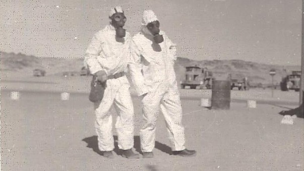 Zwei französische Soldaten in Schutzausrüstung während der unterirdischen Atomversuche im Hoggar-Gebirge