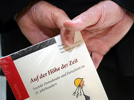 Die Herausgeber Frank-Walter Steinmeier, Matthias Platzeck und Peer Steinbrück wollen mit ihrem Buch "Auf der Höhe der Zeit" der Debatte um das neue Grundsatzprogram der SPD neue Impulse geben. Die Herausgeber Frank-Walter Steinmeier, Matthias Platzeck und Peer Steinbrück wollen mit ihrem Buch "Auf der Höhe der Zeit" der Debatte um das neue Grundsatzprogram der SPD neue Impulse geben.