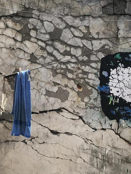 Der Künstler Ni Weihua malt Risse an Wänden nach - in Shanghai nur eine scheinbar harmlose Beschäftigung