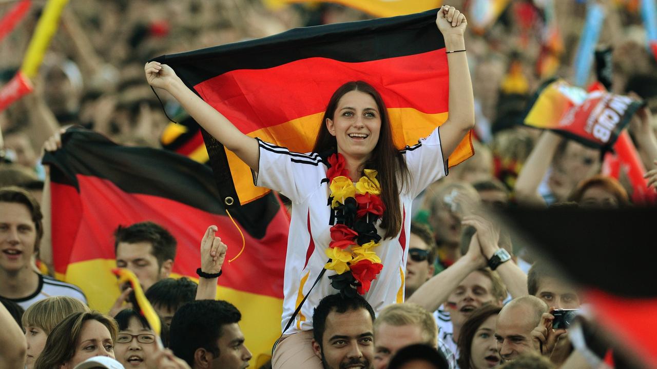 Deutsche Fußball-Fans vor dem Brandenburger Tor