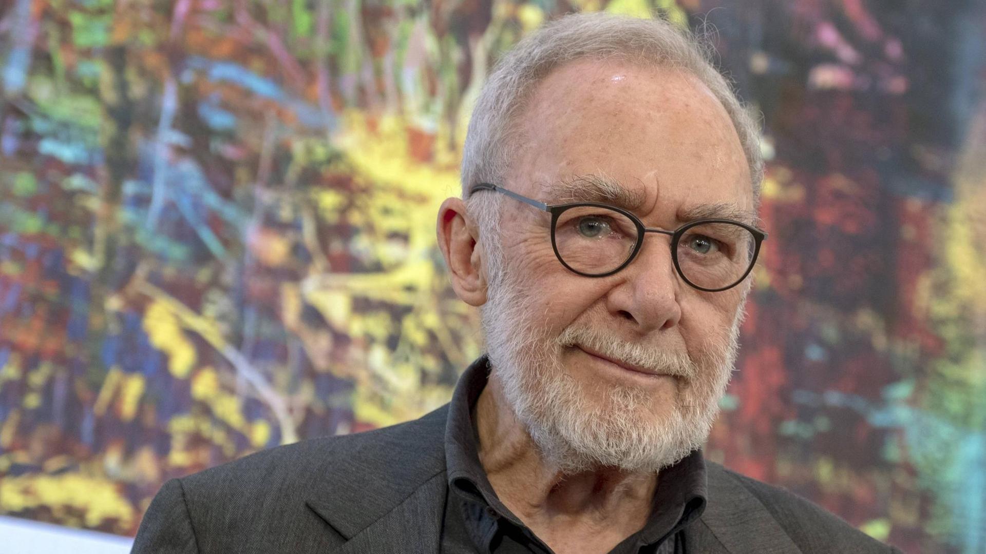 Der damals 86-jährige Maler Gerhard Richter steht vor einem seiner Kunstwerke, er zählt zu den bedeutendsten deutschen Gegenwartskünstlern.
