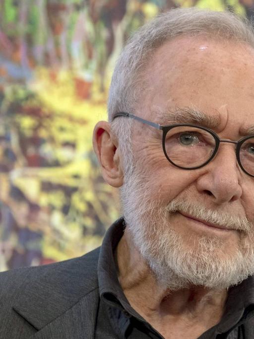 Der damals 86-jährige Maler Gerhard Richter steht vor einem seiner Kunstwerke, er zählt zu den bedeutendsten deutschen Gegenwartskünstlern.