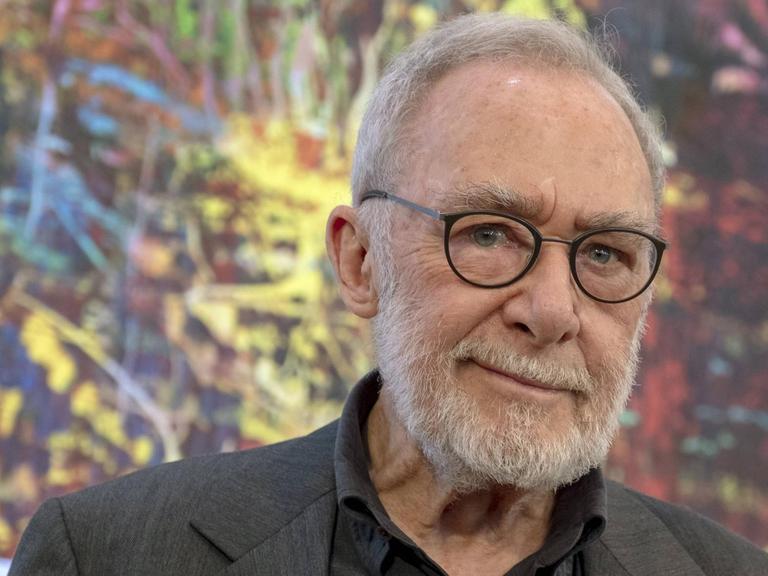 Der damals 86-jährige Maler Gerhard Richter steht vor einem seiner Kunstwerke, er zählt zu den bedeutendsten deutschen Gegenwartskünstlern.