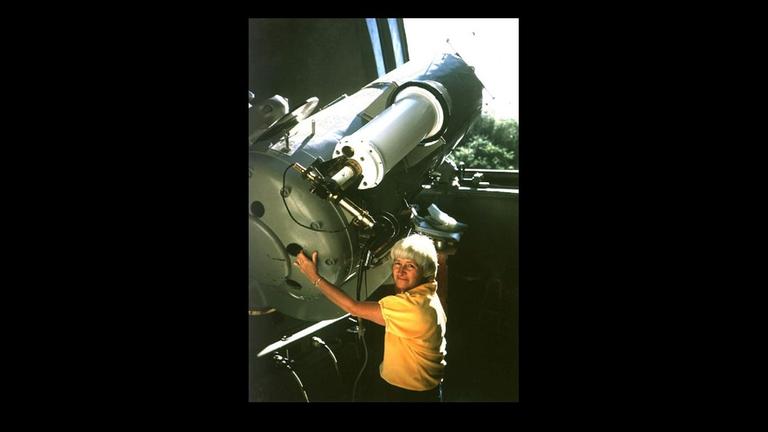 Carolyn Shoemaker bereitet das Teleskop auf die nächsten Beobachtungen vor