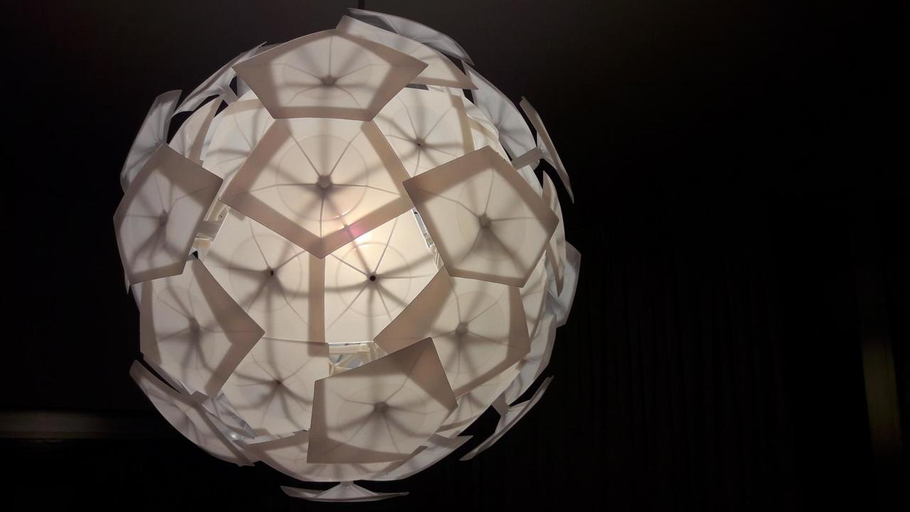 Lampe des Designers Günter Ssymmank - gemeinsam mit Lee für das Haus entworfen. 