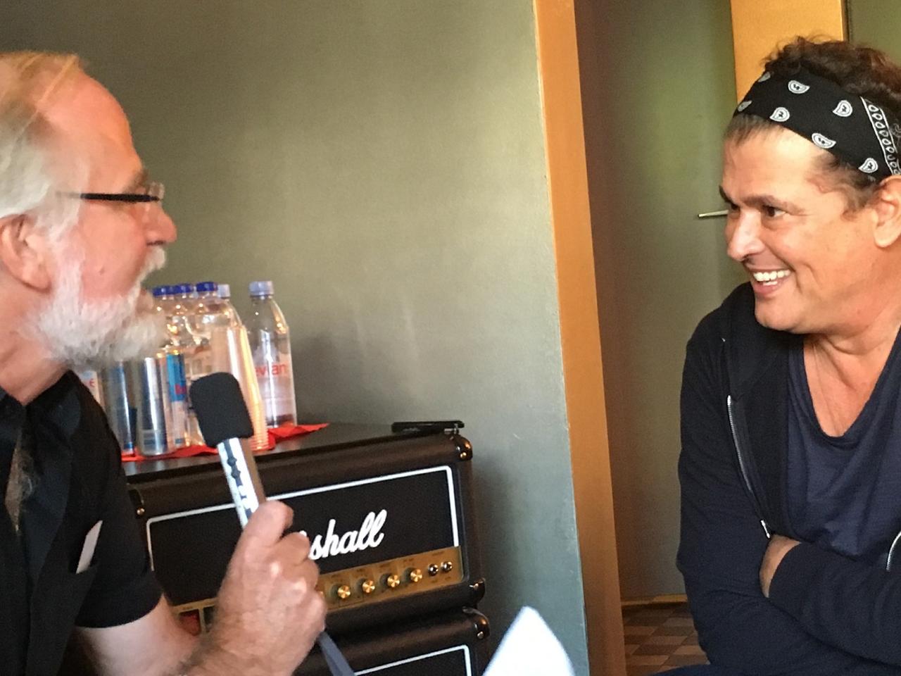 Der kolumbianische Sänger und Musiker Carlos Vives im Interview mit Burkhard Birke (li.)