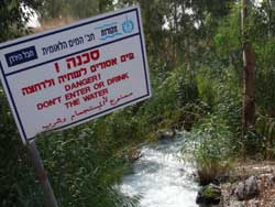 Warnung vor dem Jordan-Wasser: Nicht Betreten, nicht trinken. Warnung vor dem Jordan-Wasser: Nicht Betreten, nicht trinken.
