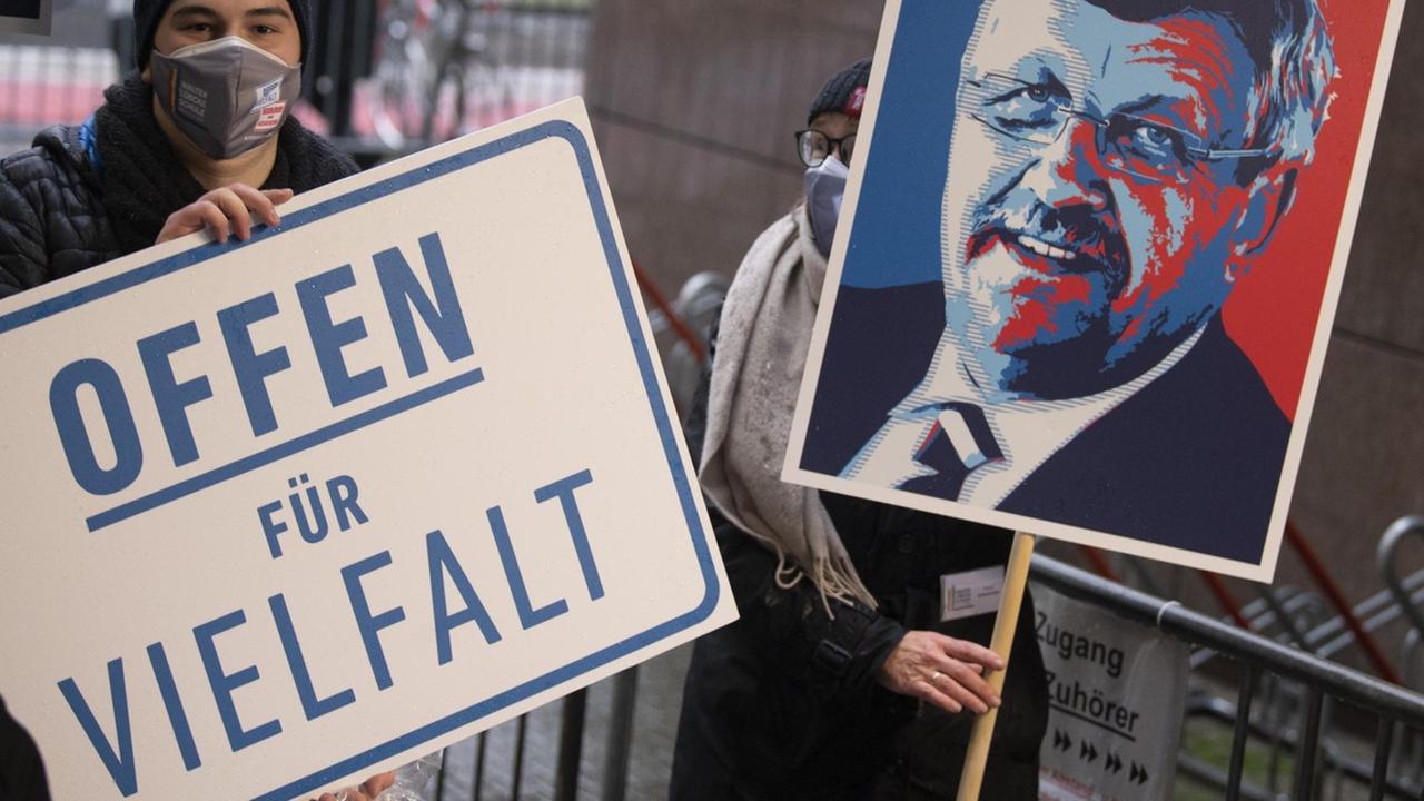 Mit Schildern und Plakaten erinnern Demonstranten vor dem Landgericht an das Schicksal des ermordeten Kasseler Regierungspräsidenten Walter Lübcke.