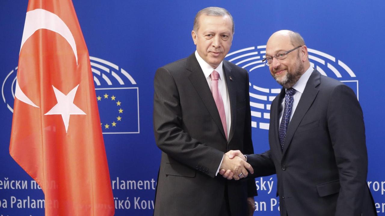 Der türkische Präsident Erdogan in Brüssel, gemeinsam mit EU-Parlamentspräsident Schulz (rechts).