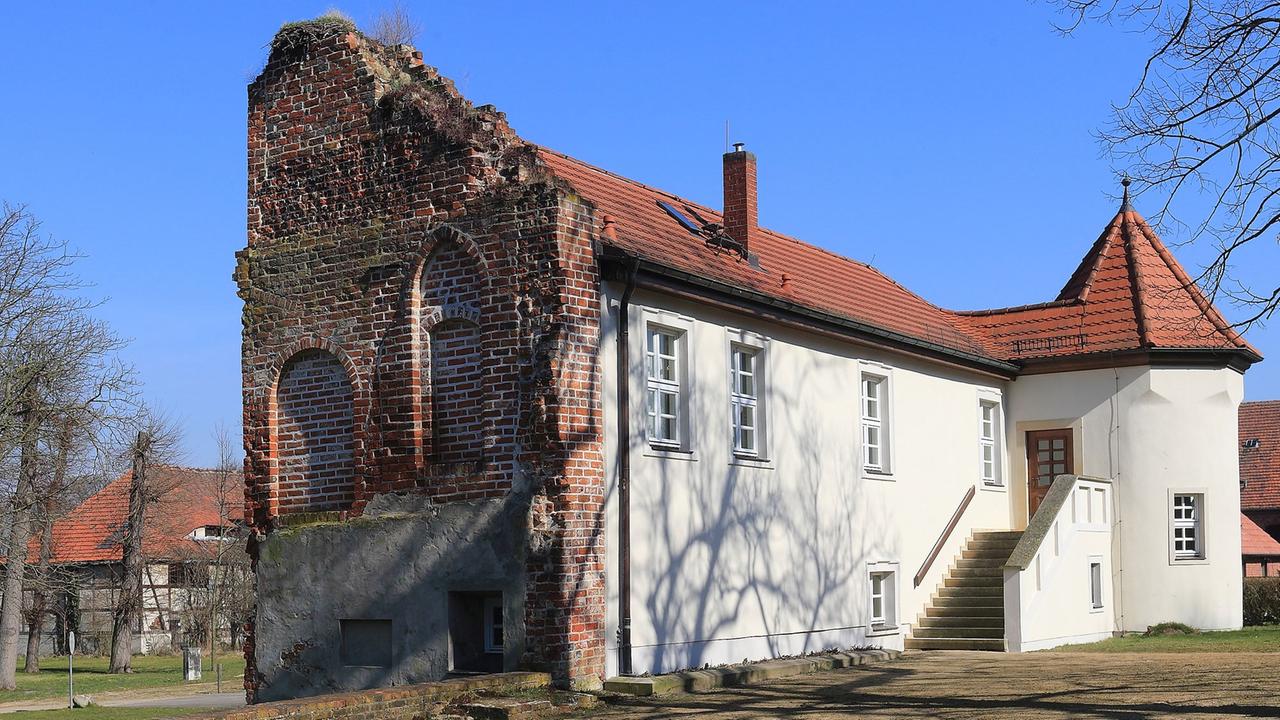 Seitenflügel des zerstörten Schlosses in Schönhausen (Sachsen-Anhalt)