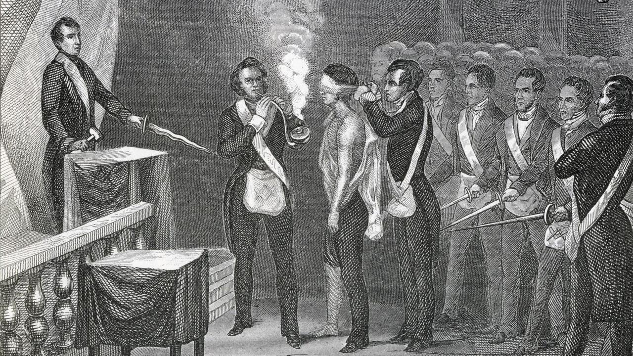 In der Illustration einer Freimaurerinitiation steht das neue Mitglied mit verbundenen Augen inmitten einer Gruppe uniformierter Männer mit gezogenen Säbeln.