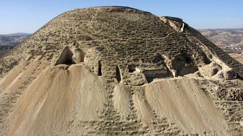 Außensicht auf den Hügel, worin das Grab des Herodes vermutet wird