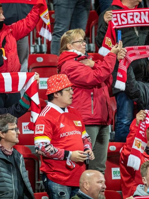 1. FC Union Berlin - FSV Mainz 05erfolgen ein Spiel mit Abstand zueinander auf der Stehtribüne des Stadions. Nur knapp 4600 Zuschauer dürfen das Spiel aufgrund der Coronaauflagen besuchen.