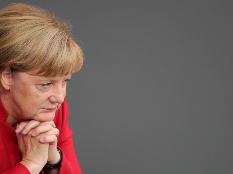 dpatopbilder Bundeskanzlerin Angela Merkel (CDU) verfolgt am 07.09.2016 in Berlin im Bundestag die Aussprache. Mit der Generaldebatte setzt der Bundestag die Beratungen