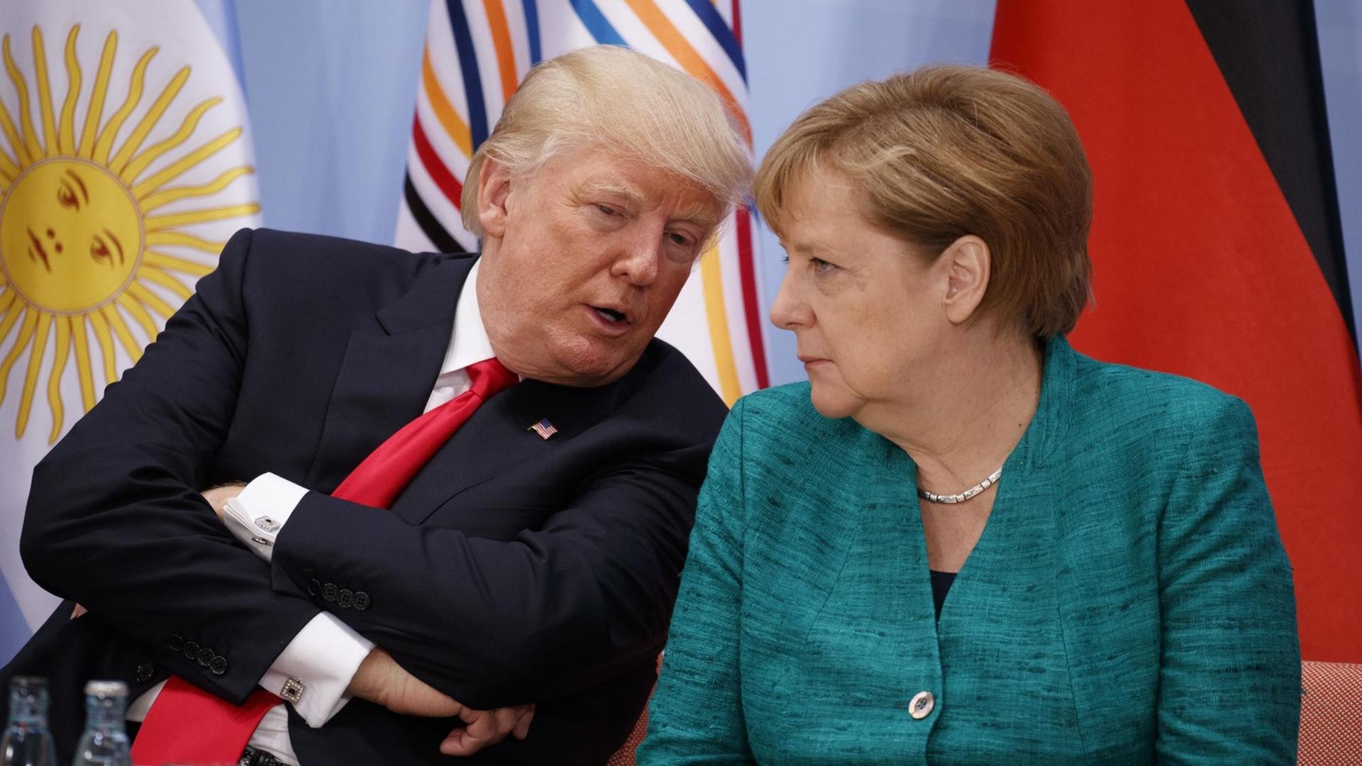 US-Präsident Trump wendet sich beim G20-Gipfel Kanzlerin Merkel zu und spricht mit ihr