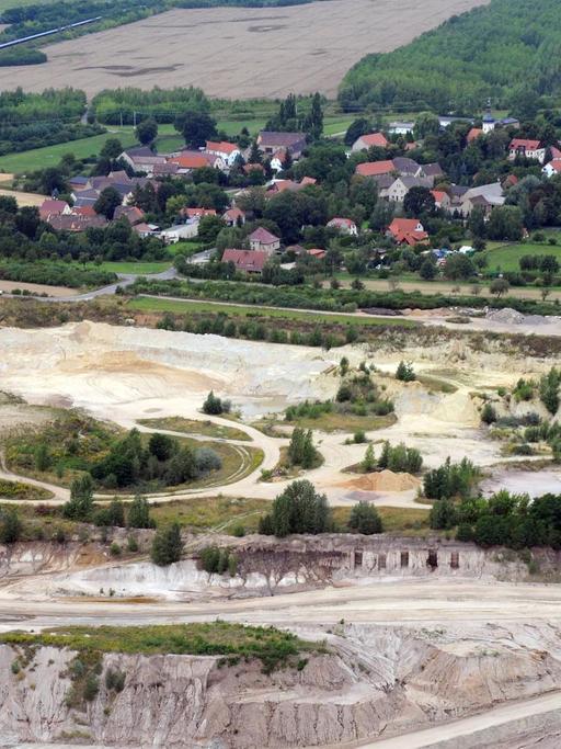 Pödelwitz - bis auf wenige Meter ist der Tagebau bereits ans Dorf gerückt.