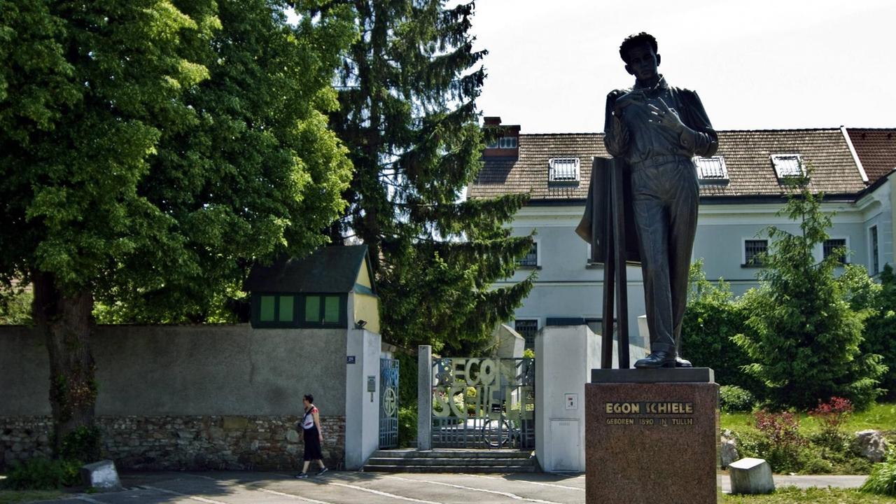 Denkmal vor dem Egon Schiele Museum im ehemaligen Stadtgefängnis von Tulln - Niederösterreich.