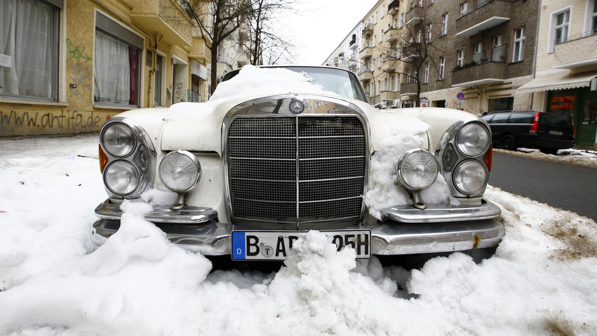 Ein eingeschneiter Oldtimer in Berlin Friedrichshain. Ein eingeschneiter Oldtimer in Berlin Friedrichshain.